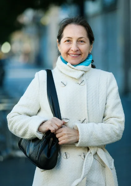 Mature woman at city street in autumn — Stockfoto