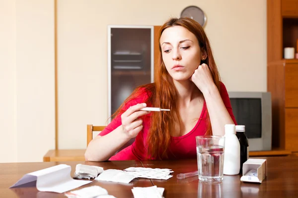 Traurige Frau mit Thermometer — Stockfoto