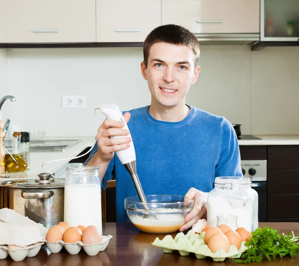 Uomo cucina in cucina — Foto Stock