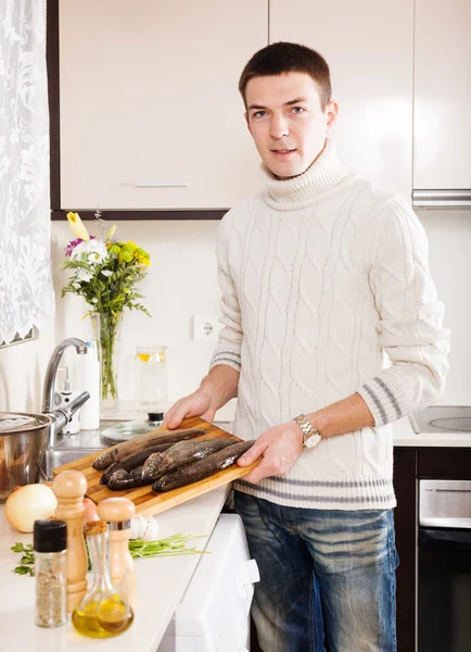 Guy avec truite à la cuisine — Photo