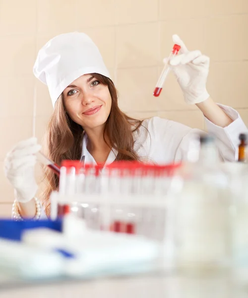 Verpleegster met reageerbuisjes — Stockfoto