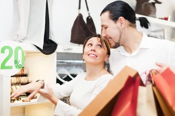 Joven pareja eligiendo pulsera en la tienda — Foto de Stock