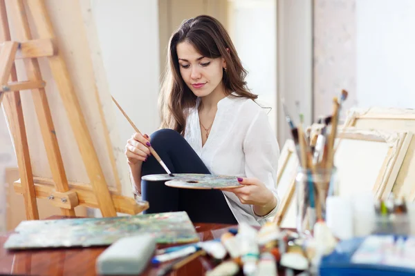 Beautiful artist paints on canvas — Stock Photo, Image