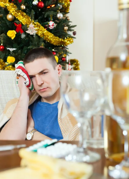 Hombre con resaca durante las vacaciones en casa — Foto de Stock