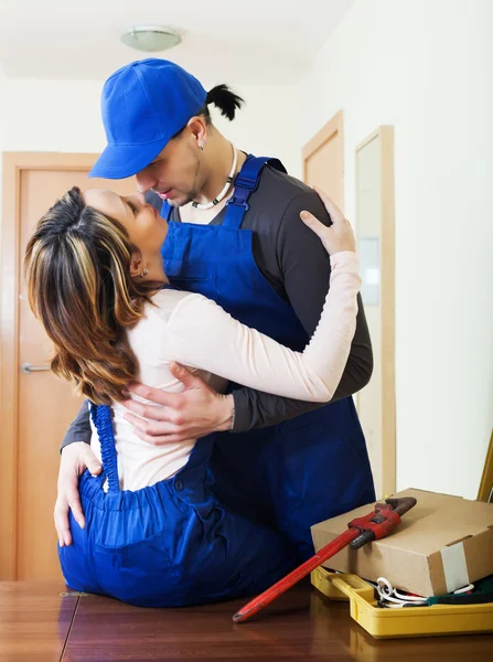 Homem e mulher tendo romance — Fotografia de Stock