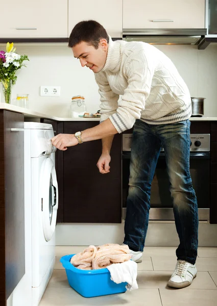 Guy loading the washing machine — Stock Photo, Image