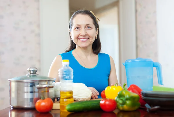 Mogen kvinna matlagning lunch — Stockfoto