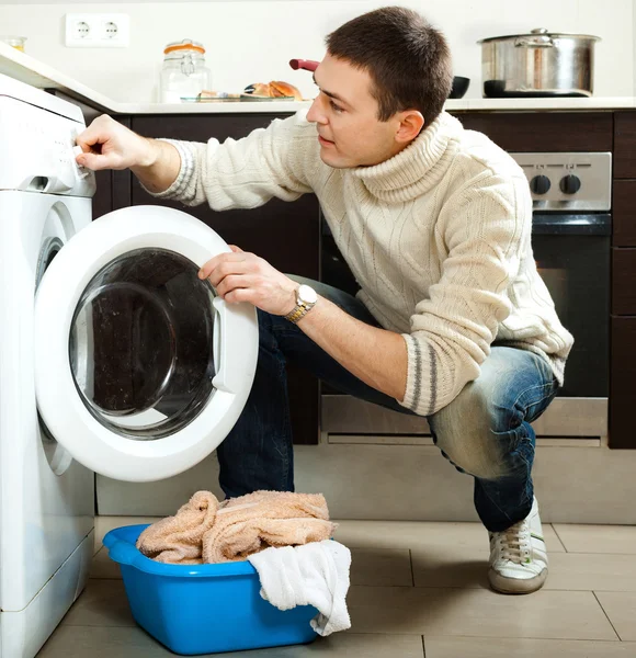 Uomo che carica la lavatrice — Foto Stock