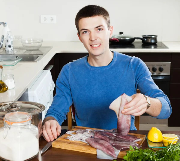 Hombre en casa cocina —  Fotos de Stock