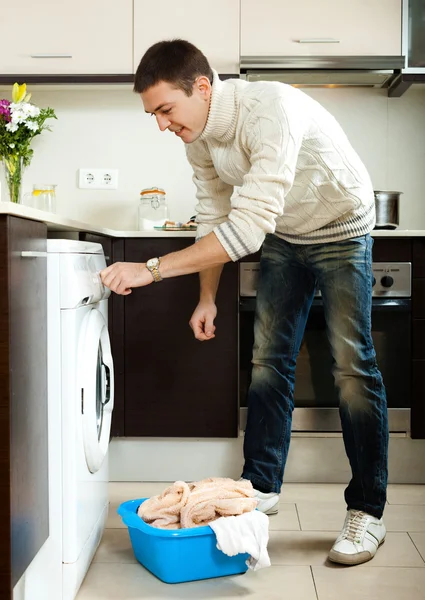 Cara carregando a máquina de lavar roupa — Fotografia de Stock