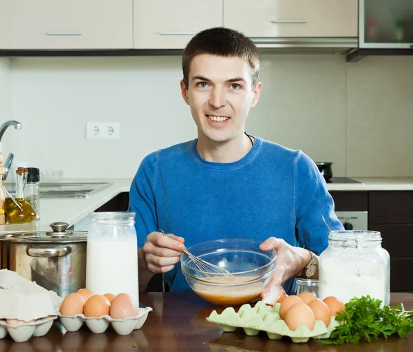 Man cooking scrambled eggs — Stock Photo, Image