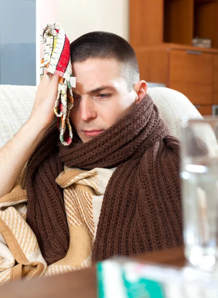 Trauriger Mann mit Kopfschmerzen — Stockfoto