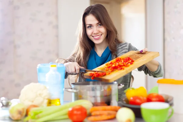 Happy όμορφη νοικοκυρά μαγείρεμα veggie γεύμα — Φωτογραφία Αρχείου