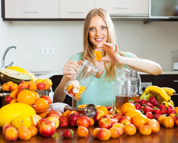 Woman making fruits beverages — Stock Photo, Image