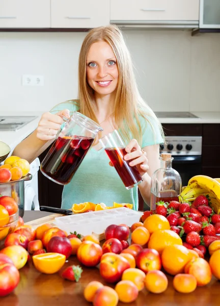 Donna allegra versando bevande al vetro — Foto Stock