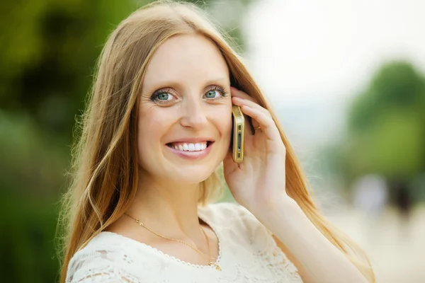 Mujer adulta positiva llamando por móvil — Foto de Stock