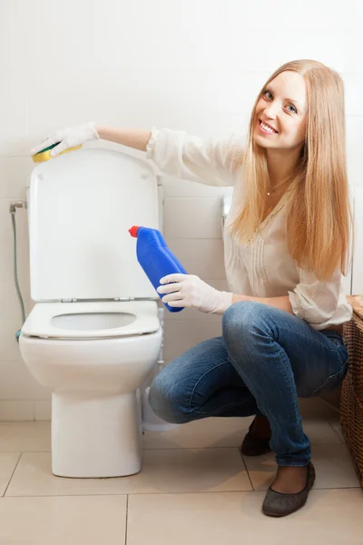 Gelukkig langharige vrouw toilet schoonmaken — Stockfoto