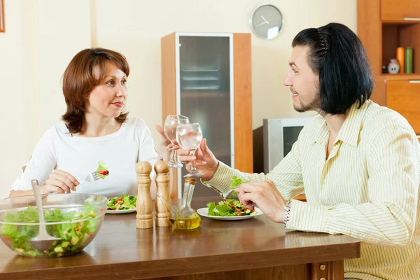 Casal comer legumes frescos e ervas em uma casa grande — Fotografia de Stock