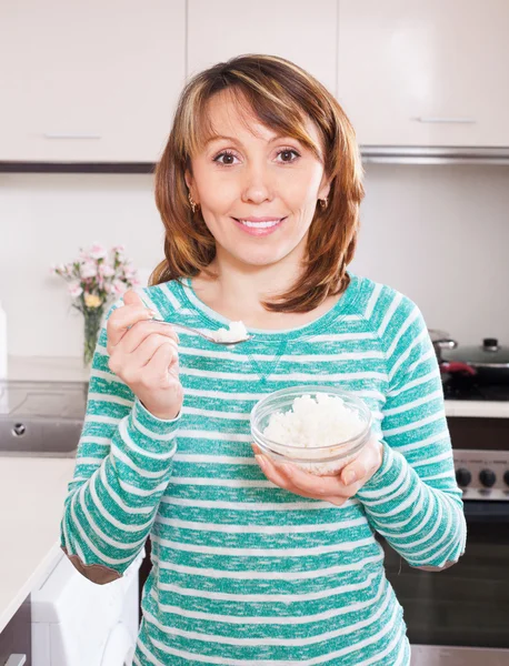 Mujer sonriente comiendo arroz hervido —  Fotos de Stock