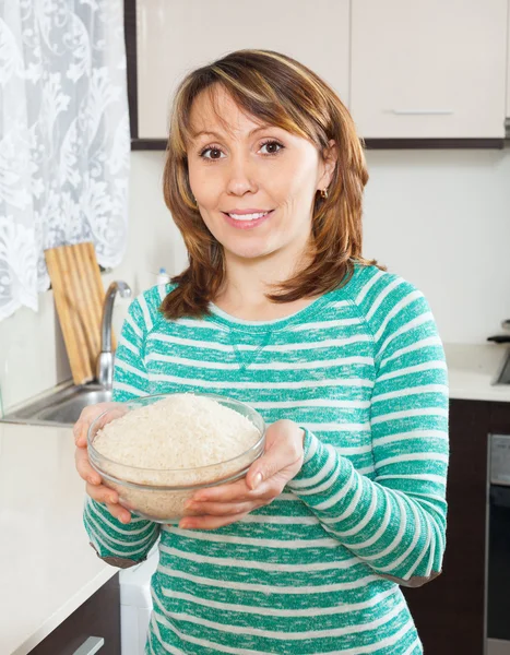 Mujer sonriente comiendo arroz hervido — Foto de Stock