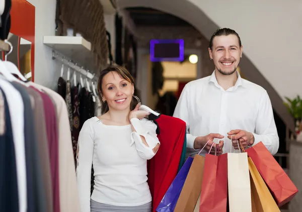 Casal com sacos de compras na loja — Fotografia de Stock