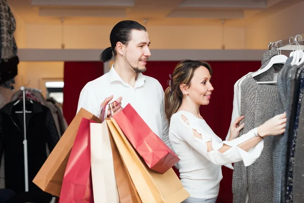 Vrolijke paar in boutique — Stockfoto