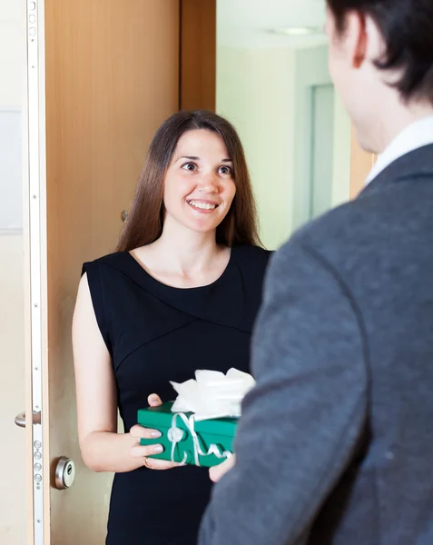 Pretty woman giving gift to man — Stock Photo, Image