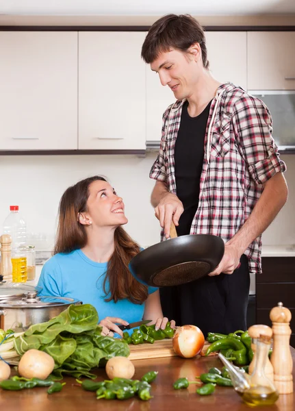 Guy and pretty girl cooking — Stock Photo, Image