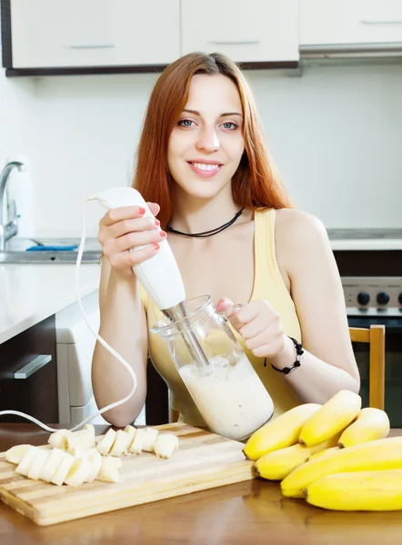 Fröhliche Frau, die Milch schüttelt — Stockfoto