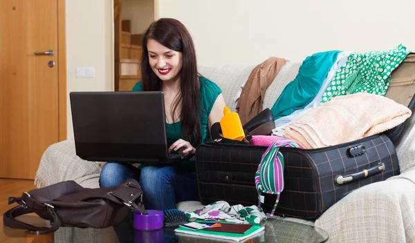 Gelukkig brunette vrouw reserveren hotel — Stockfoto