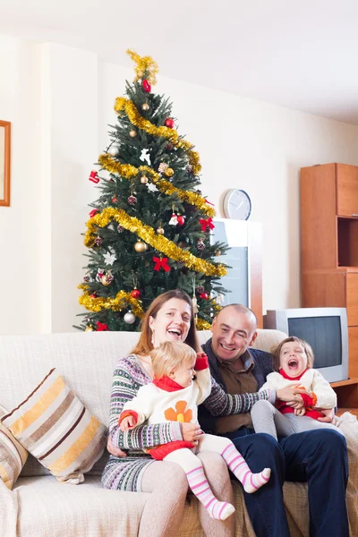 Noel ağacı olan aile — Stok fotoğraf
