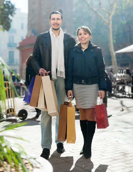 Par med shoppingväskor — Stockfoto