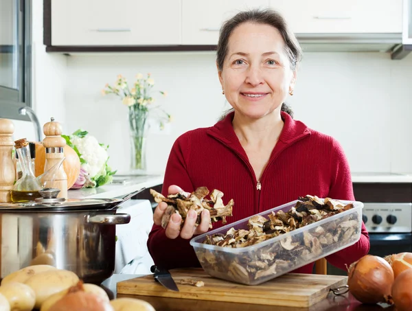 Mature woman holding dried mushrooms — Stock Photo, Image