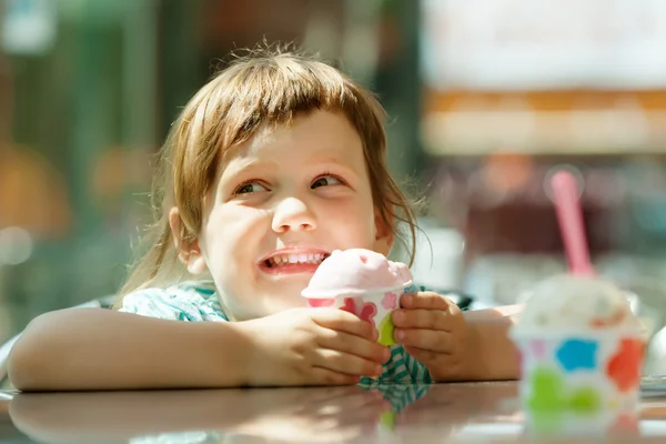 카페에서 아이스크림을 먹는 아이 — 스톡 사진