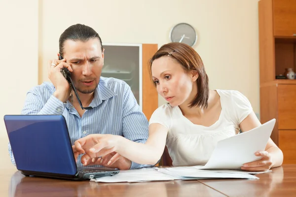 Homem e mulher procurando documento financeiro — Fotografia de Stock