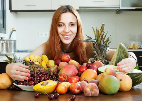 Glückliche junge Frau mit Früchten — Stockfoto