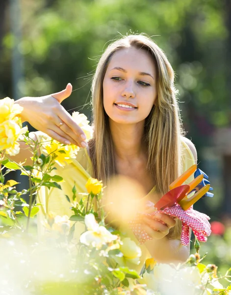 Vrouw in bloei park — Stockfoto