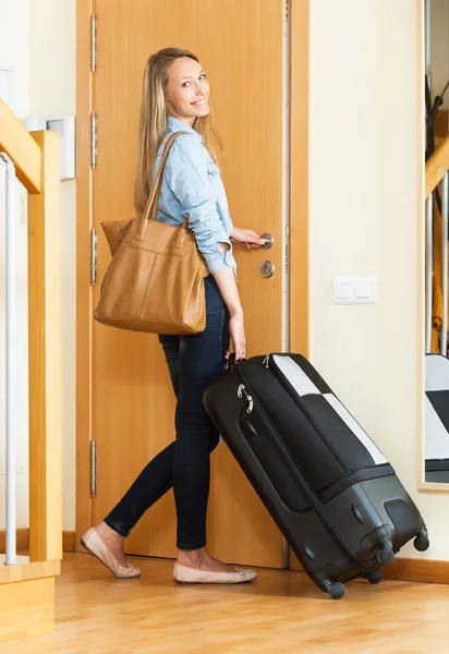 Flicka med bagage — Stockfoto