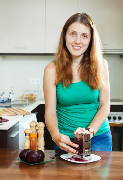 Vrouw koken gekookte bieten — Stockfoto