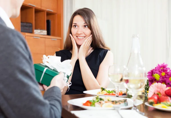 Girl receives gift from guy — Stock Photo, Image