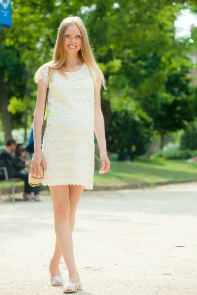 Pregnant woman walks in summer park — Stock Photo, Image