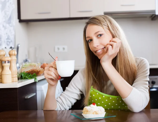 Kvinna dricker te med tårta — Stockfoto