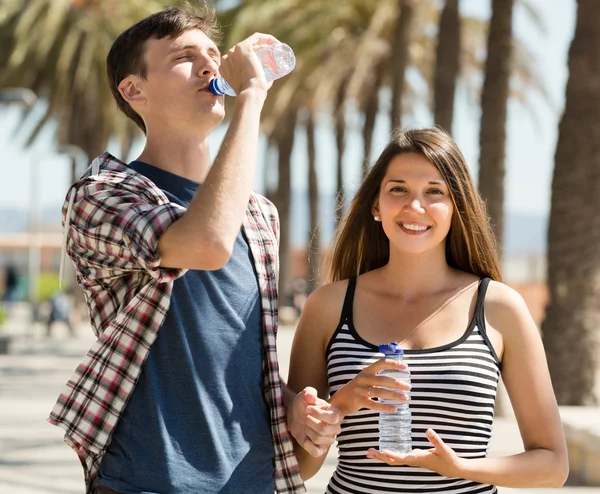 Jovem casal beber água — Fotografia de Stock