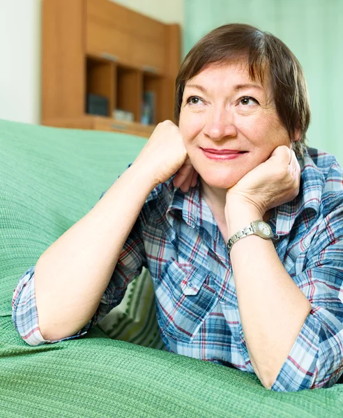 Mulher aposentada alegre com blusa quadriculada — Fotografia de Stock