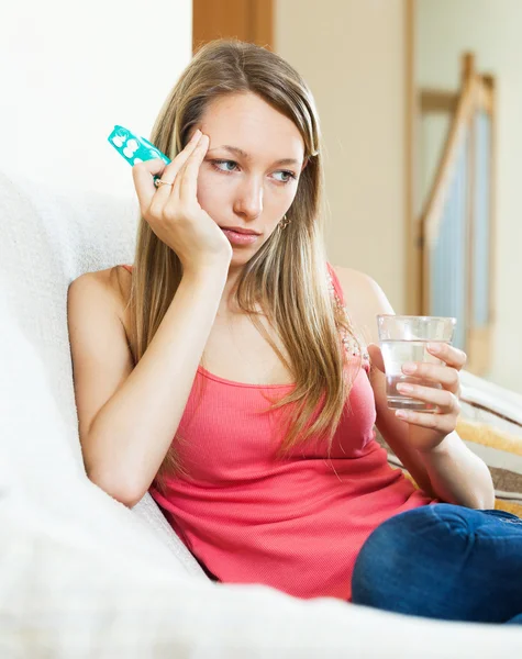 Kvinna som håller glas vatten — Stockfoto