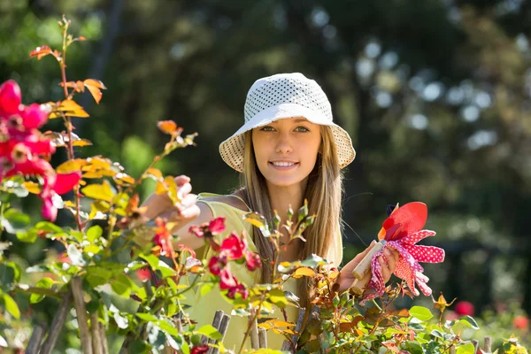 A kertben dolgozó női virágüzlet — Stock Fotó