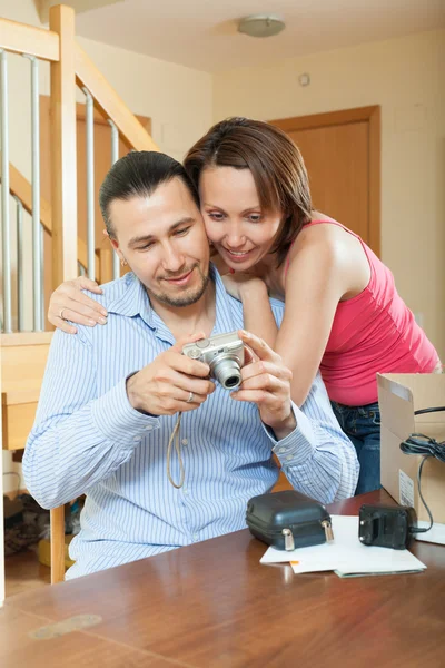 Par uppackning kompakt digital kamera — Stockfoto