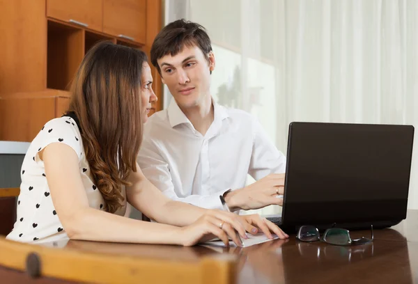 Jeune couple à la recherche de documents financiers — Photo
