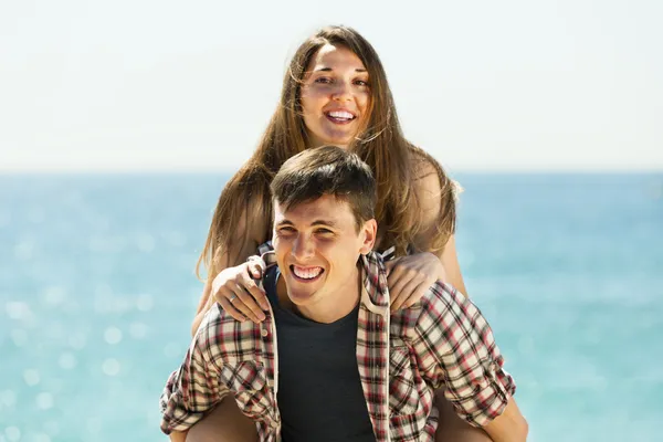 日当たりの良い海岸上のカップルの笑みを浮かべてください。 — ストック写真