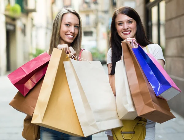 Meninas com sacos de compras — Fotografia de Stock